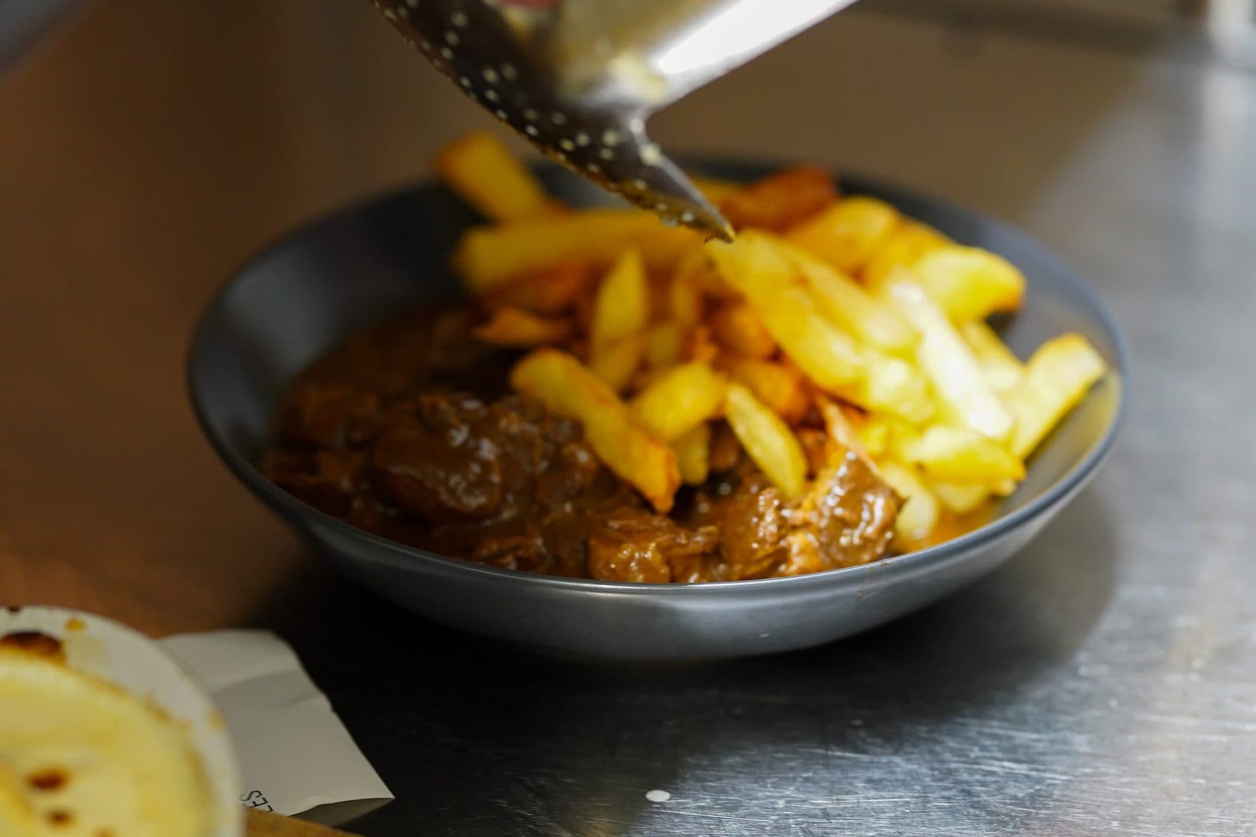 Une carbonade et ses frites, servies au comptoir de Chez la Vieille