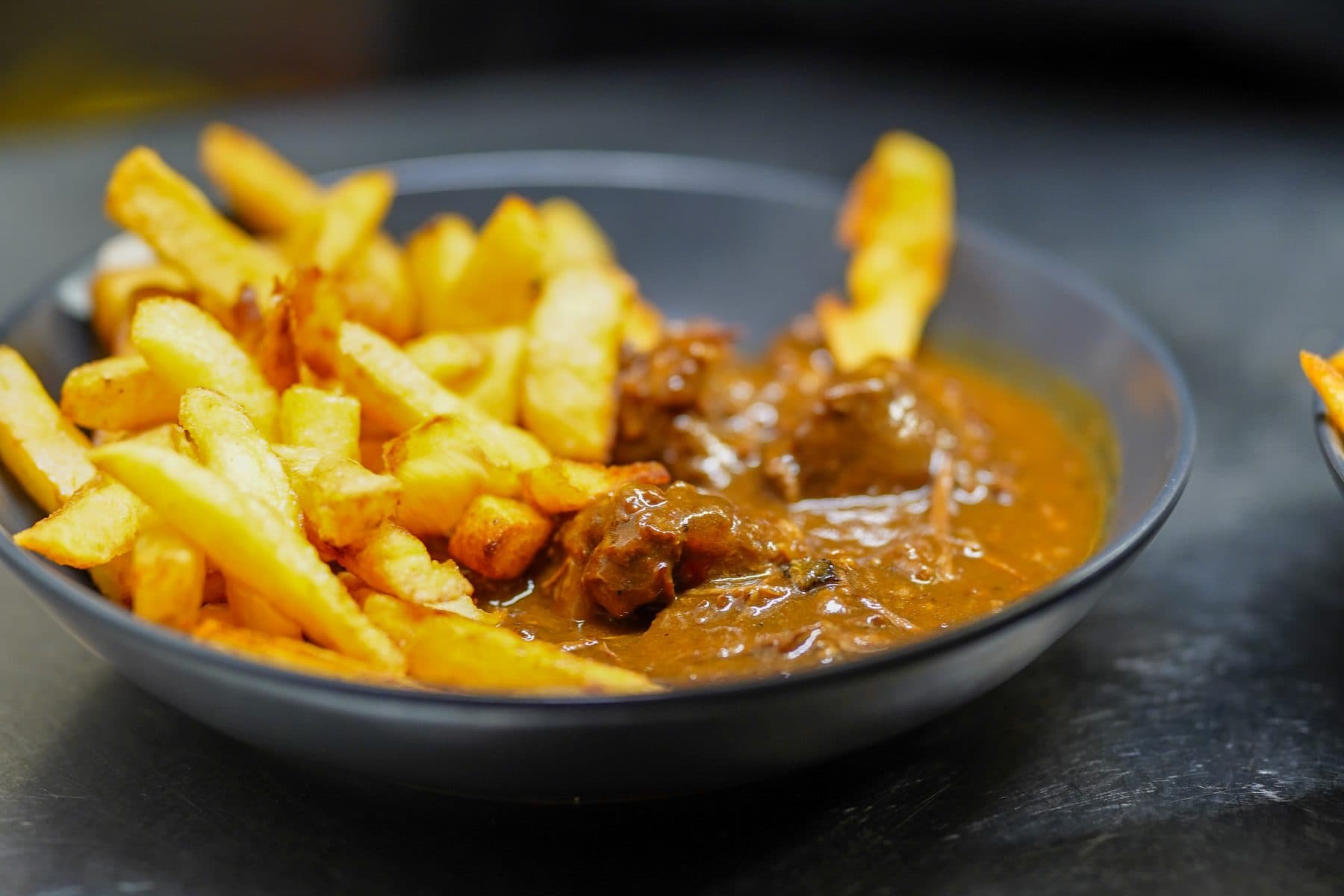 Des frites fraîches servies avec un plat en sauce